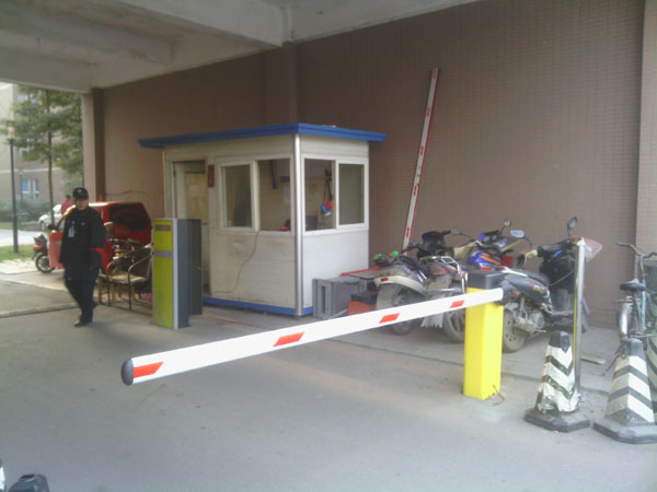 ����ĳС��ͣ����